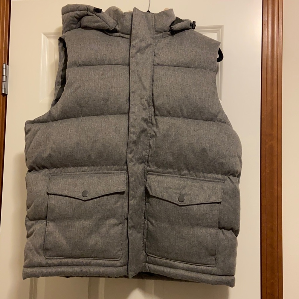 Like new - great condition Old Navy hooded puffer vest - size Large